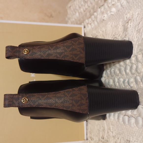 Michael Kors NIB Evaline Booties 10 Bk/Bwn - Picture 4 of 10